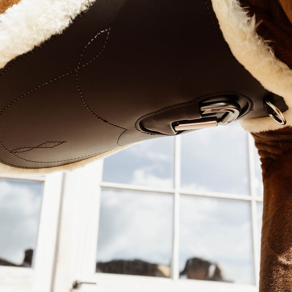 Kentucky Horsewear Anatomic Sheepskin Stud Girth - Black