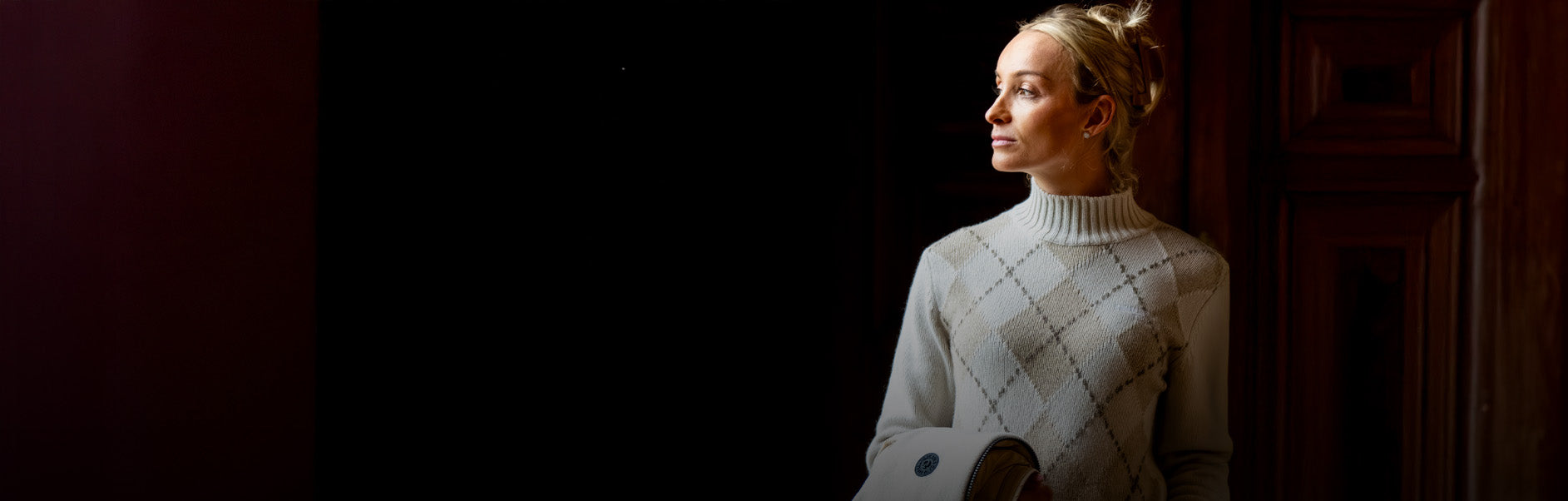 Woman Wearing Cavalleria Toscana Pure Wool Turtleneck Sweater - Rombi/Rainy Day